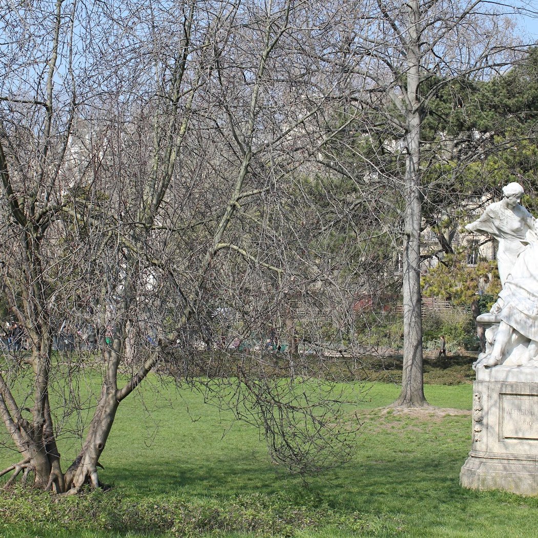 Statue of Alfred of Musset 3